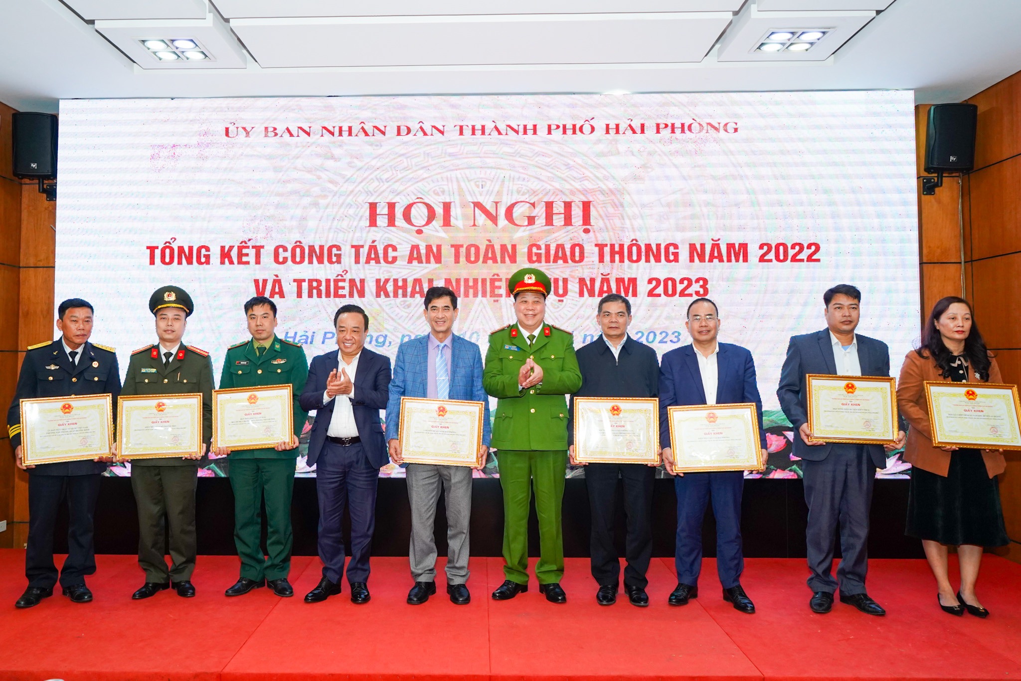 UBND thành phố: Tổng kết công tác bảo đảm trật tự, an toàn giao thông năm 2022 và triển khai nhiệm vụ năm 2023
